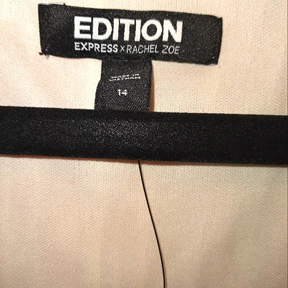 EXPRESS Cream Colored Textured Deep V Gorgeous Goddess Dress! SIZE 14. - Picture 6 of 7